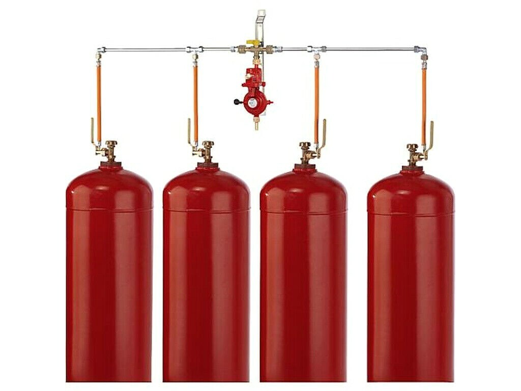 4 Flaschenanlage mit 4 Gasflaschen