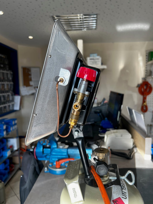 Heizstrahler von der Seite mit Anschluss